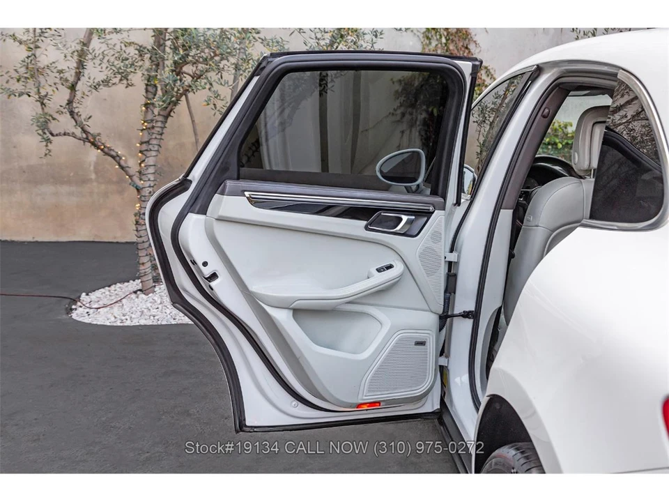 2015 Porsche Macan - Image 18 of 31