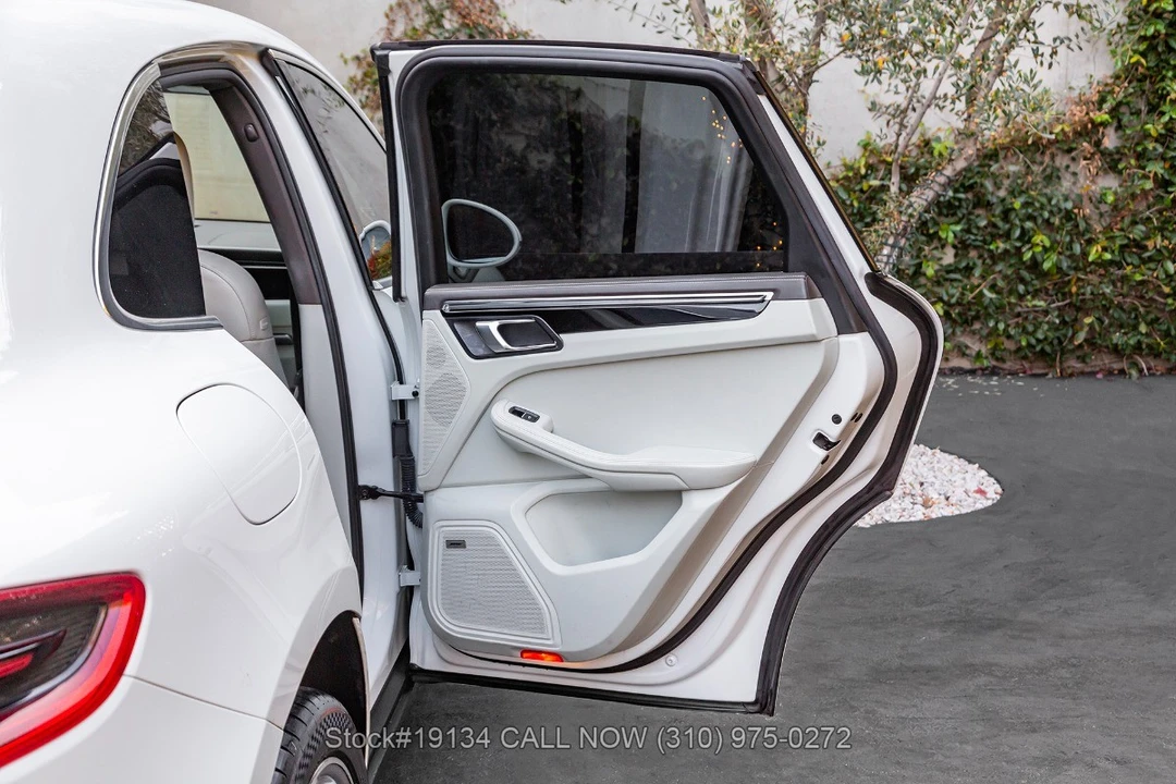 2015 Porsche Macan - Image 25 of 31