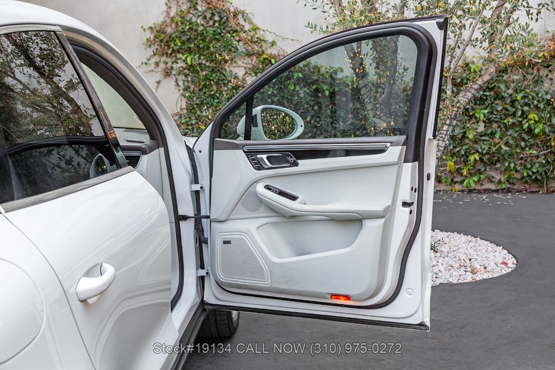 2015 Porsche Macan - Image 28 of 31
