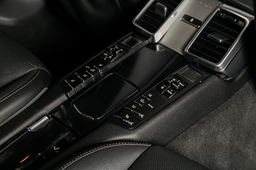 2015 Porsche 970 Panamera - Image 30 of 31