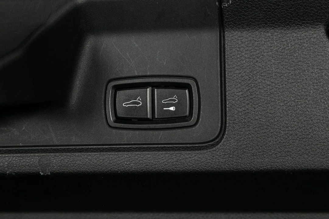 2015 Porsche 970 Panamera - Image 28 of 31