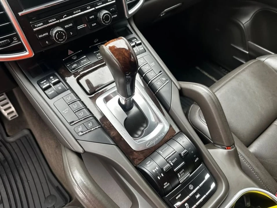 2015 Porsche 958 Cayenne - Image 9 of 20