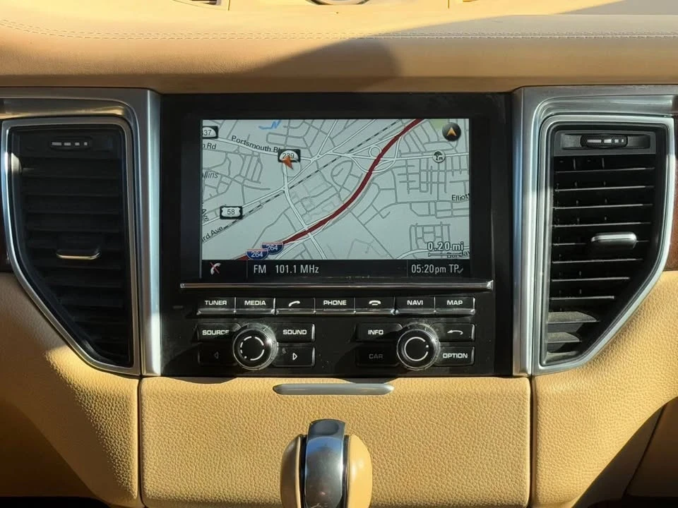 2015 Porsche Macan - Image 16 of 20