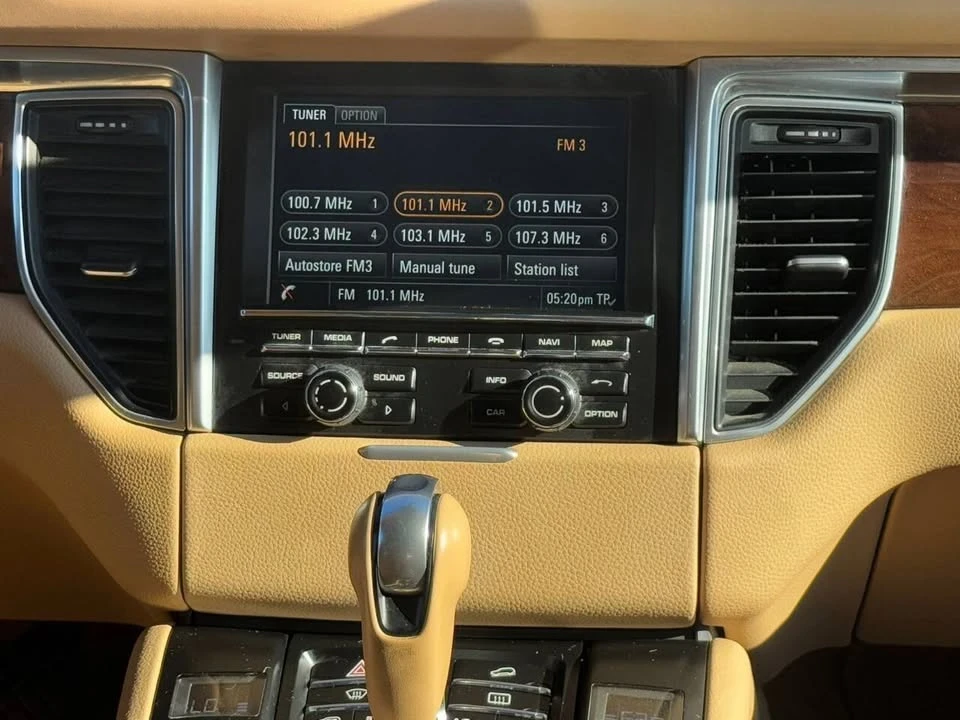 2015 Porsche Macan - Image 18 of 20