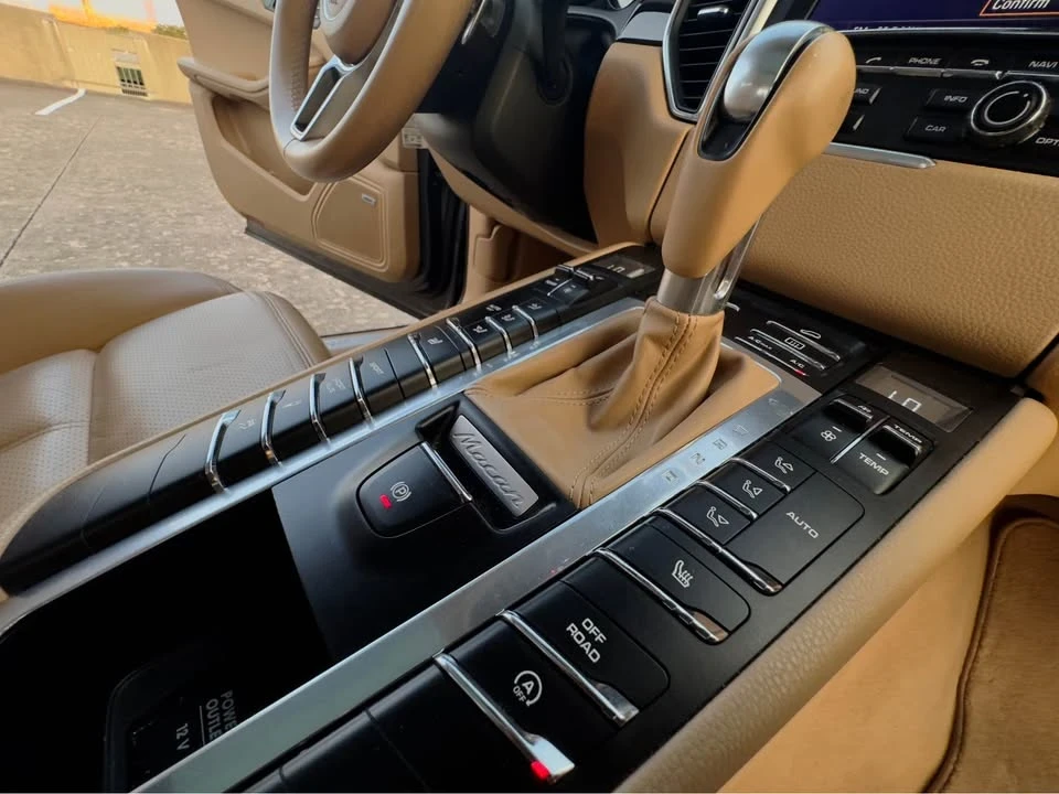 2015 Porsche Macan - Image 19 of 20