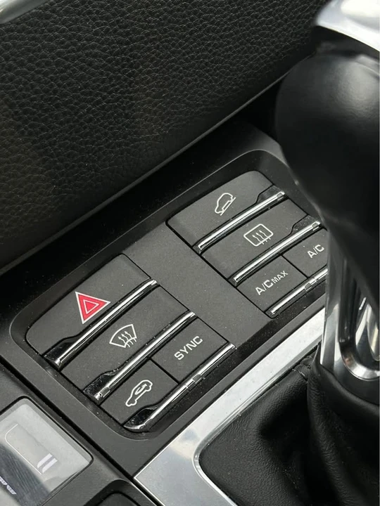 2015 Porsche Macan - Image 15 of 18