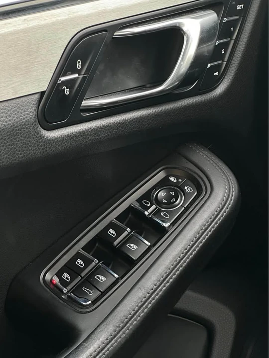 2015 Porsche Macan - Image 16 of 18