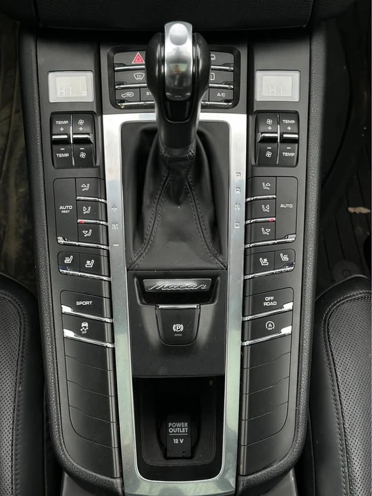 2015 Porsche Macan - Image 18 of 20