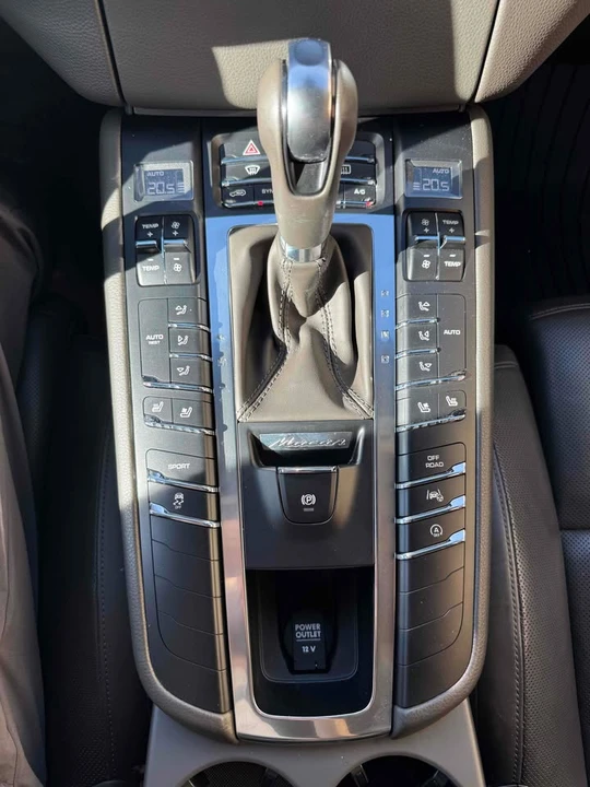 2015 Porsche Macan - Image 11 of 16