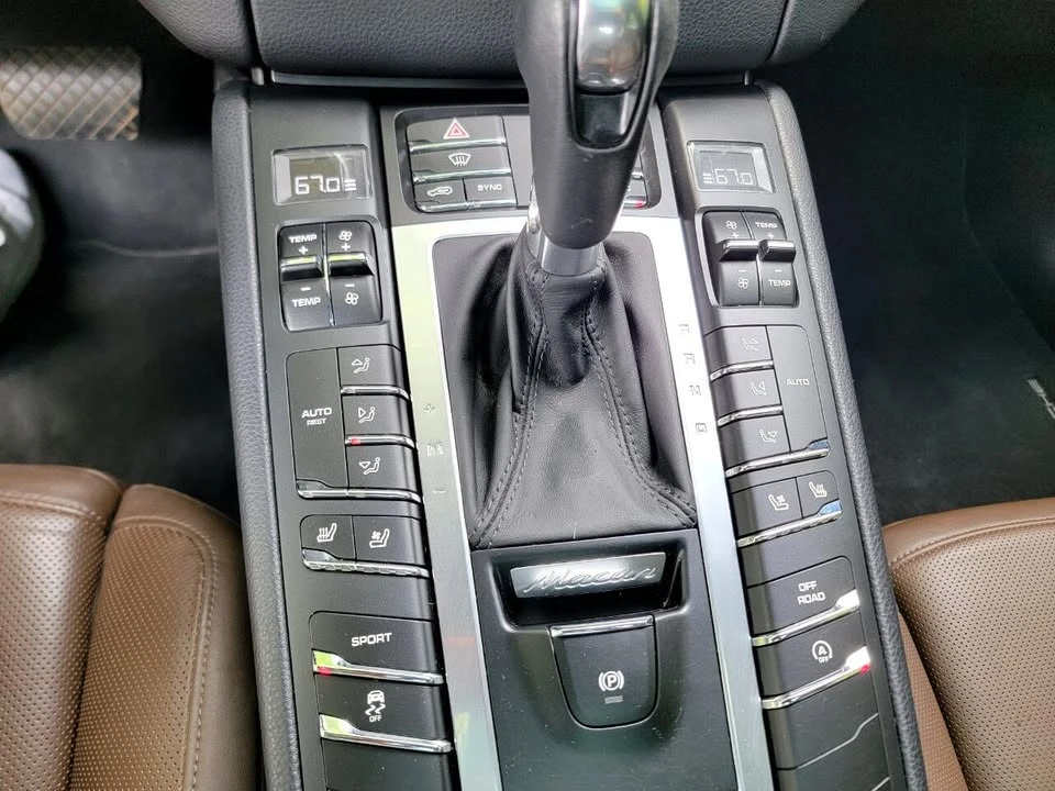 2015 Porsche Macan - Image 18 of 20