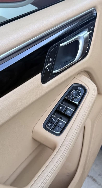 2015 Porsche Macan - Image 11 of 18