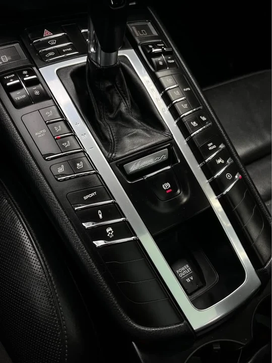 2015 Porsche Macan Turbo - Image 16 of 19