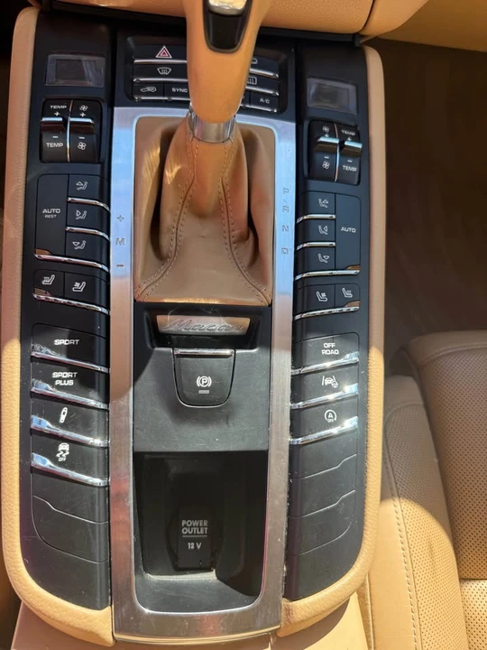 2015 Porsche Macan Turbo - Image 11 of 16