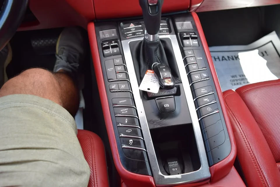 2015 Porsche Macan Turbo - Image 18 of 20