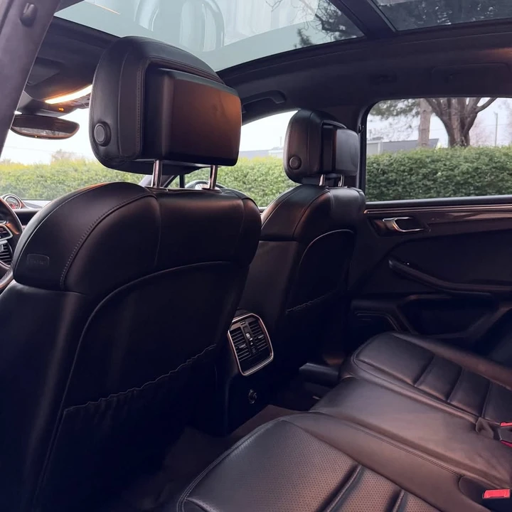 2015 Porsche Macan Turbo - Image 18 of 20