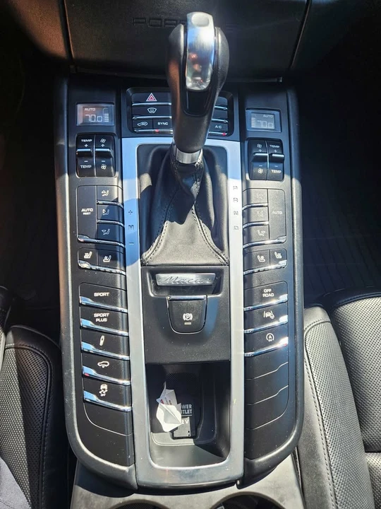 2015 Porsche Macan Turbo - Image 14 of 18