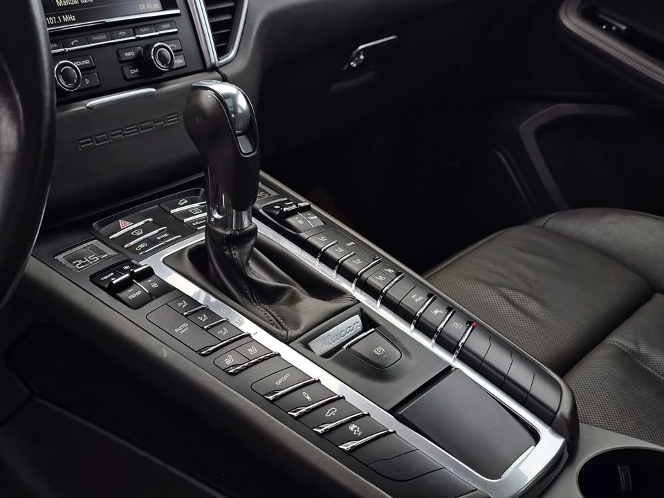 2015 Porsche Macan Turbo - Image 18 of 20