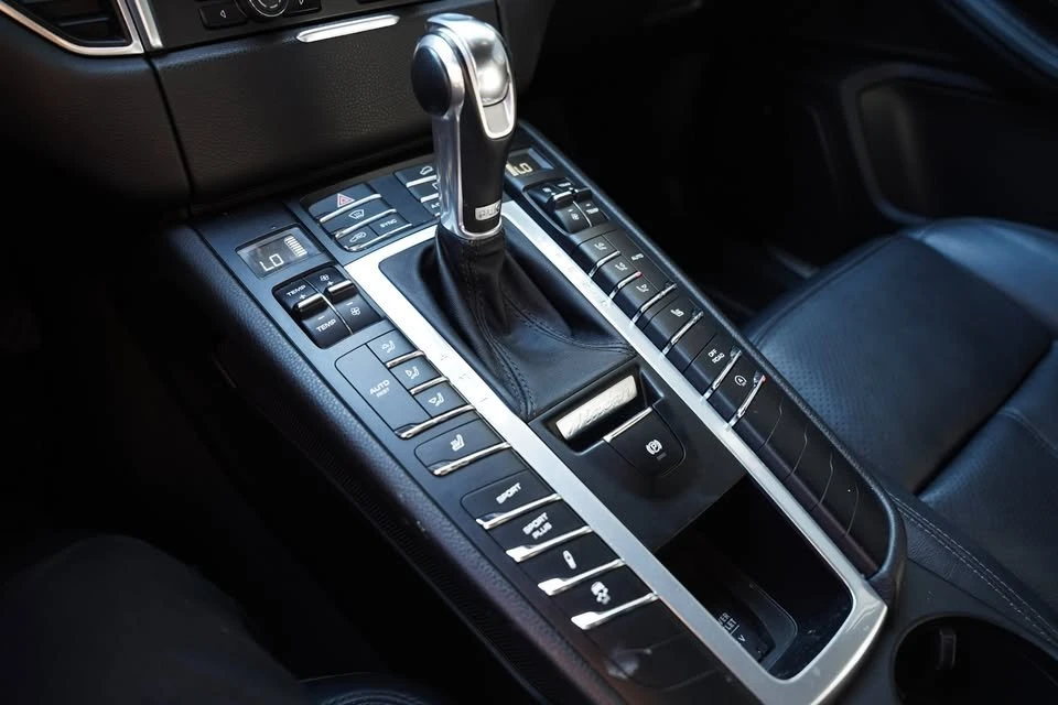 2015 Porsche Macan Turbo - Image 14 of 20