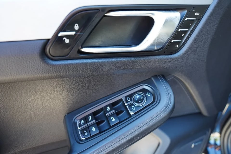 2015 Porsche Macan Turbo - Image 15 of 20