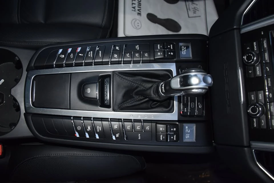 2015 Porsche Macan Turbo - Image 18 of 20