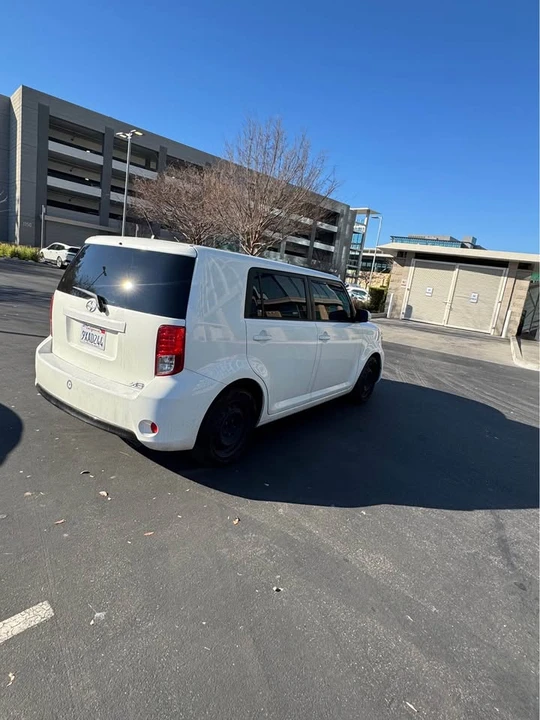 2015 Scion xB - Image 5 of 9