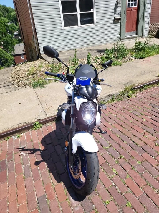 2015 Suzuki Motorcycles - Image 2 of 4