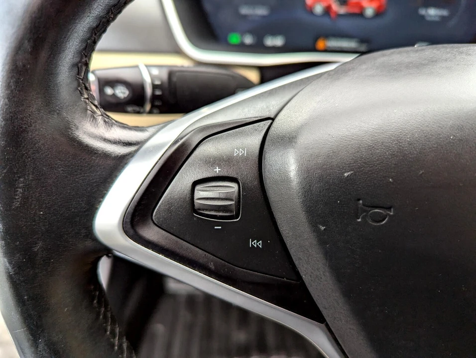 2015 Tesla Model S - Image 15 of 21