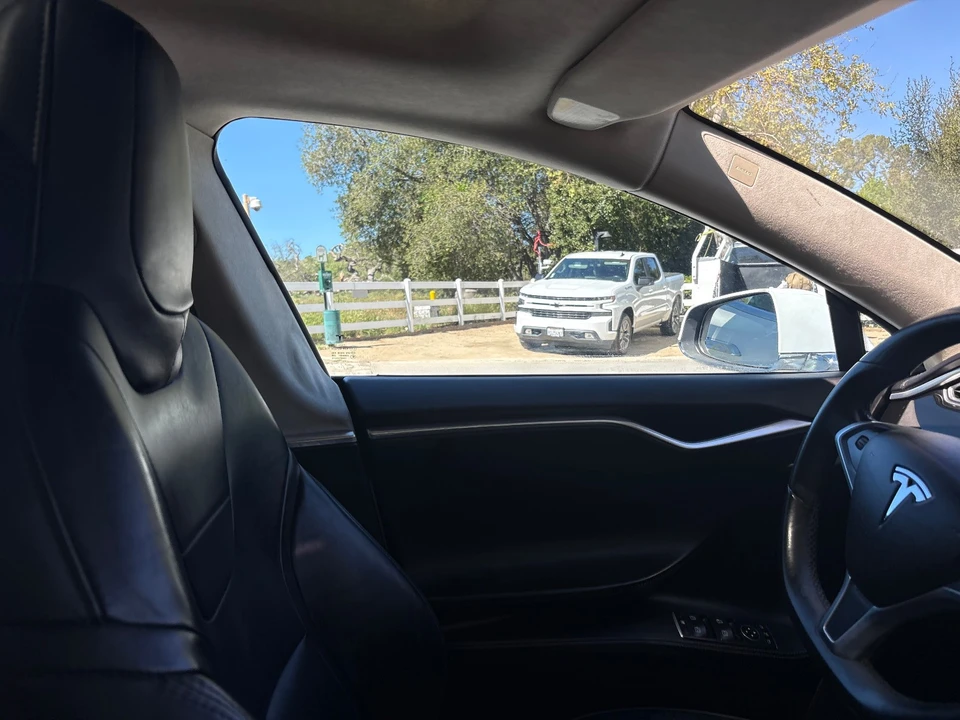 2015 Tesla Model S - Image 25 of 31
