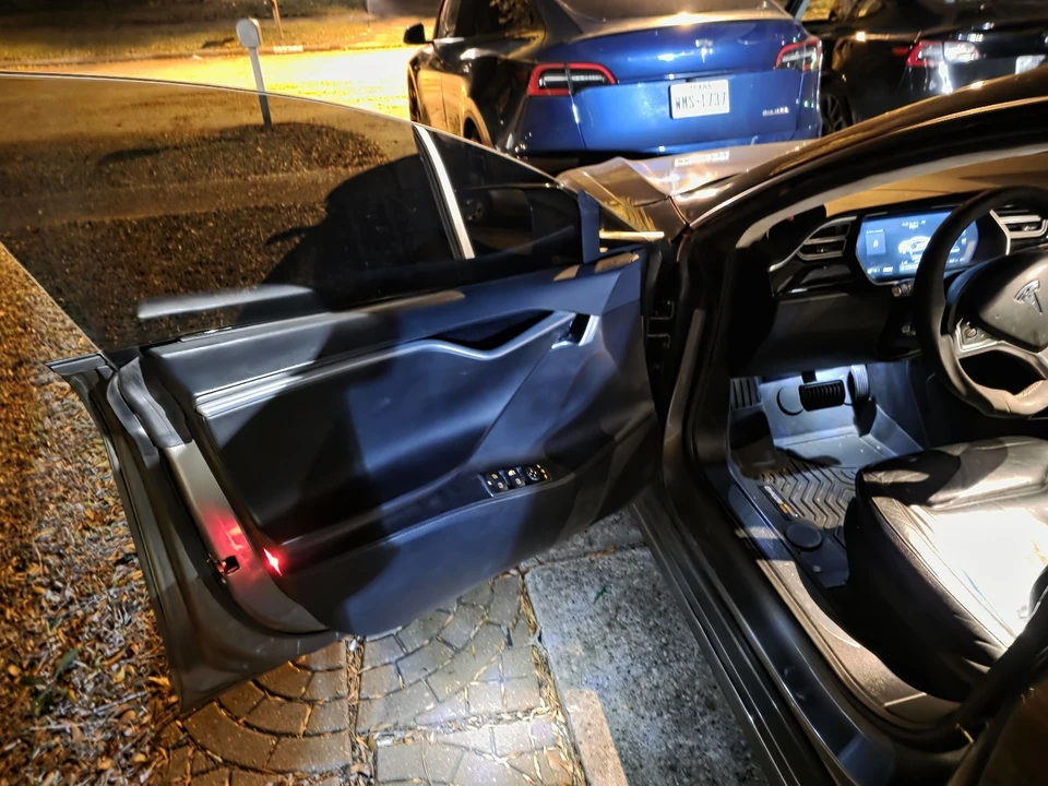 2015 Tesla Model S - Image 9 of 21
