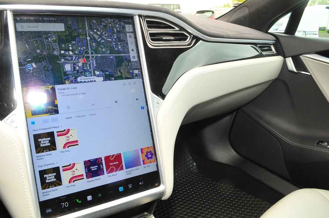 2015 Tesla Model S - Image 19 of 21