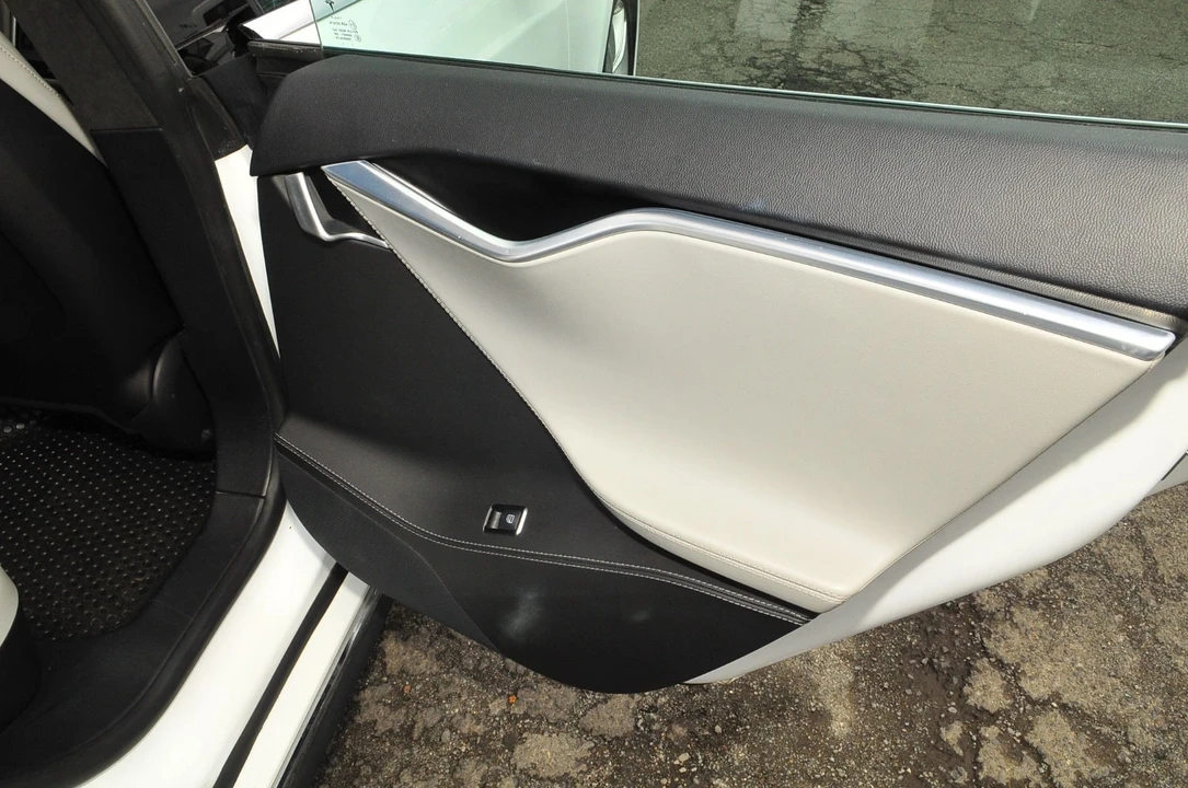 2015 Tesla Model S - Image 12 of 21