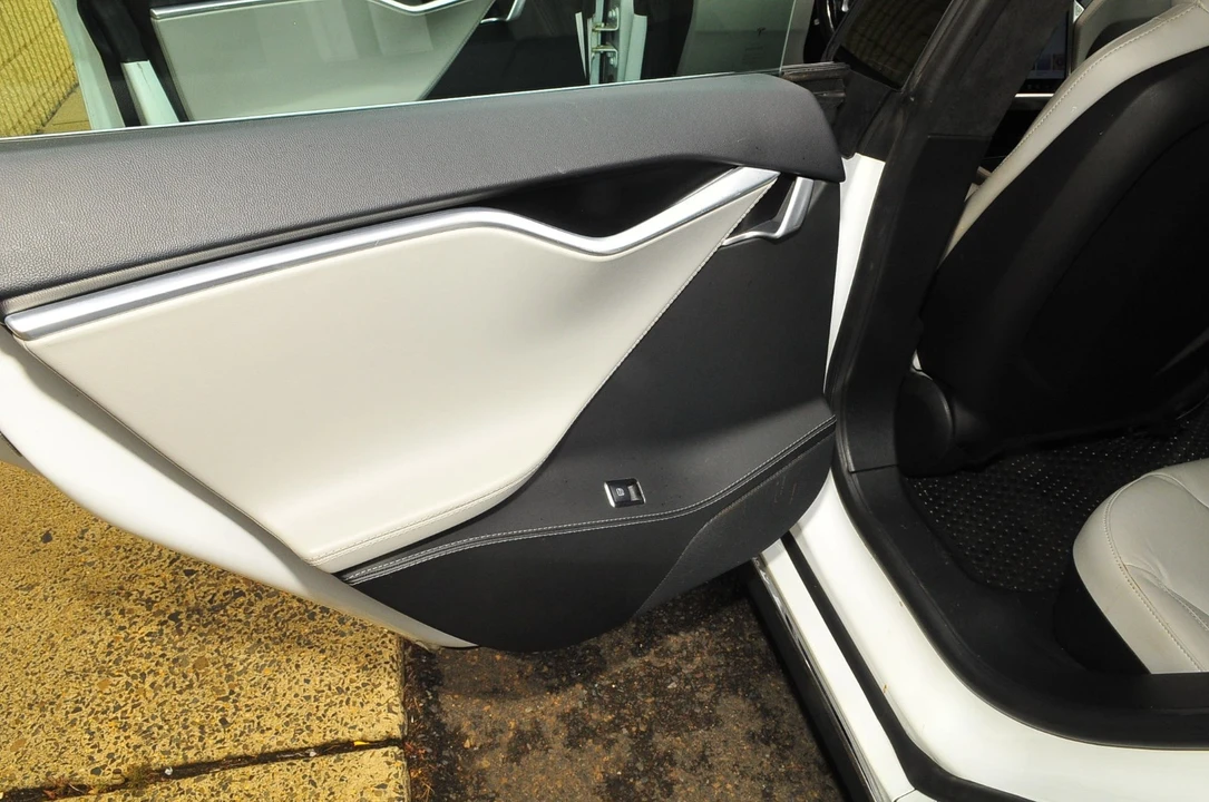 2015 Tesla Model S - Image 18 of 21