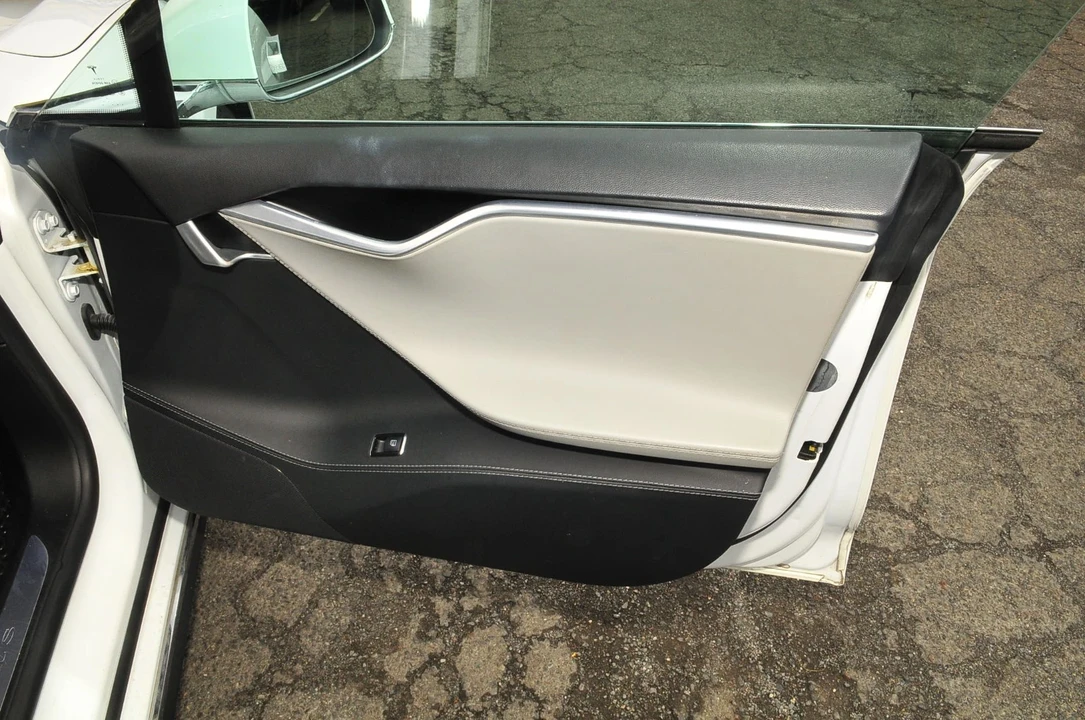 2015 Tesla Model S - Image 8 of 21