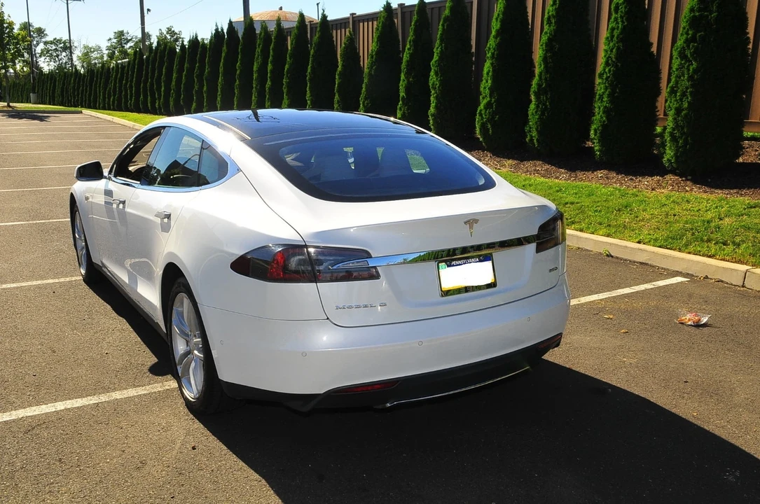 2015 Tesla Model S - Image 5 of 21