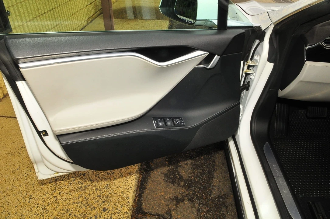 2015 Tesla Model S - Image 13 of 21