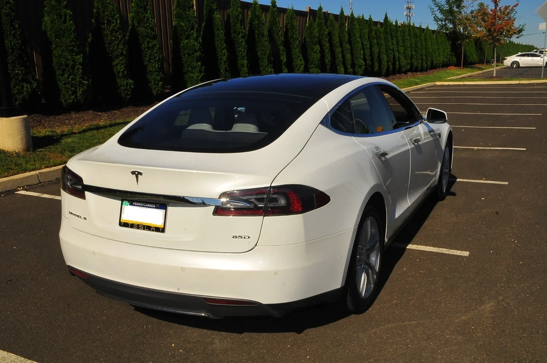 2015 Tesla Model S - Image 6 of 21