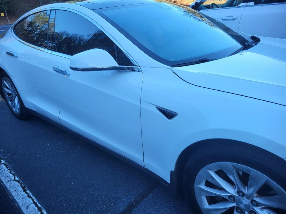 2015 Tesla Model S - Image 24 of 31