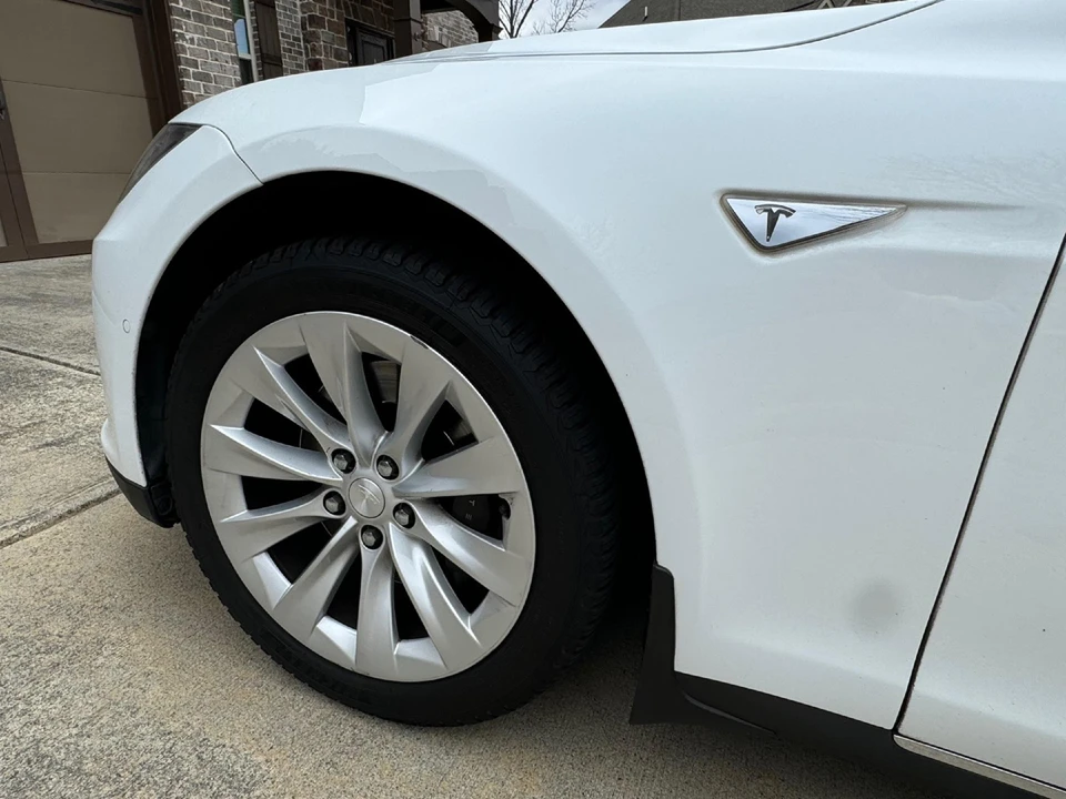 2015 Tesla Model S - Image 25 of 31