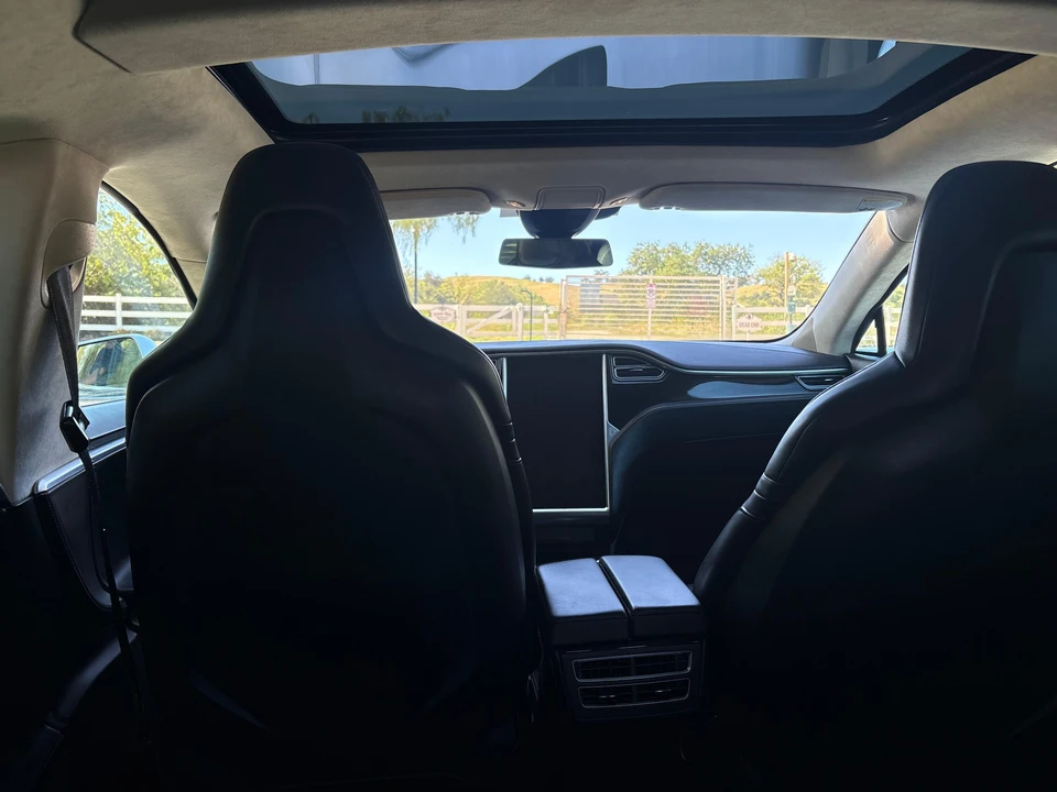 2015 Tesla Model S - Image 25 of 31