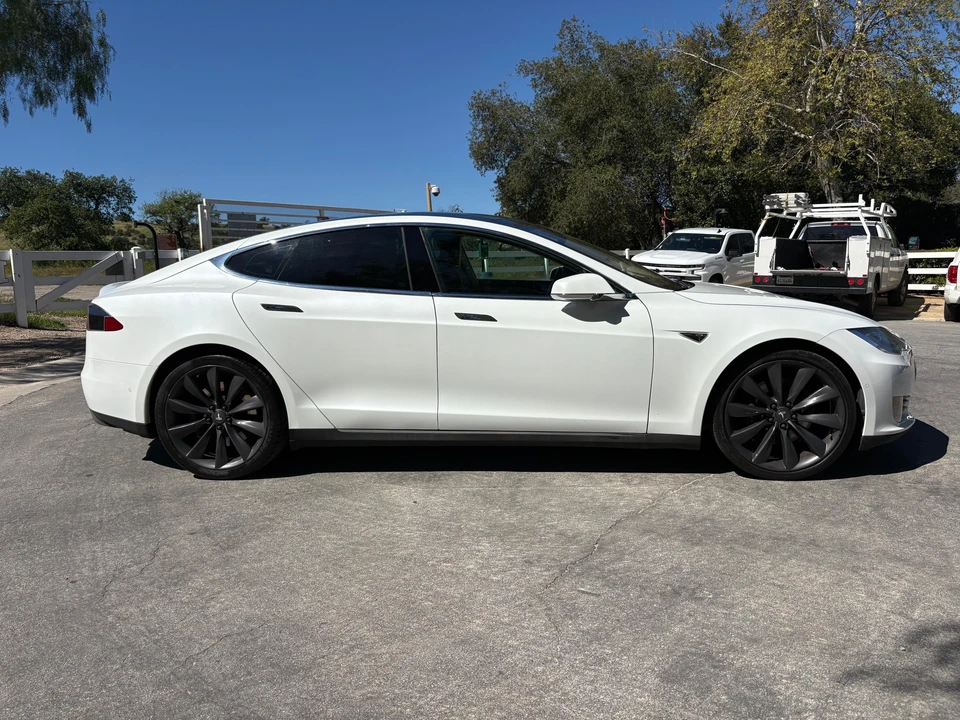 2015 Tesla Model S - Image 9 of 31