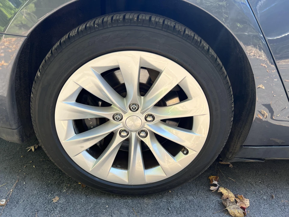 2015 Tesla Model S - Image 22 of 31