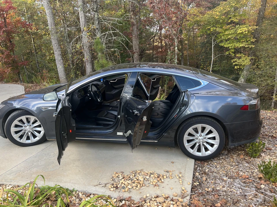 2015 Tesla Model S - Image 16 of 31