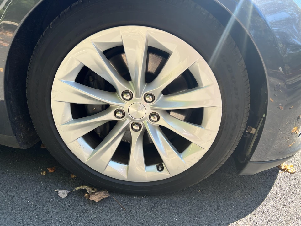 2015 Tesla Model S - Image 23 of 31