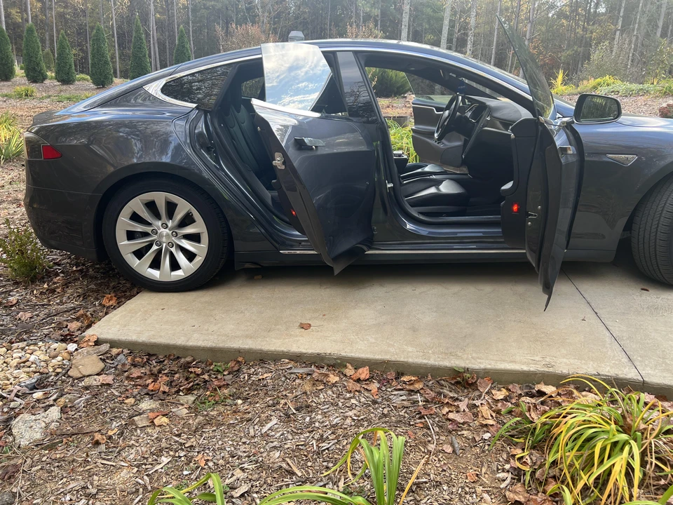 2015 Tesla Model S - Image 17 of 31