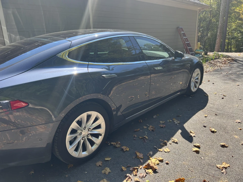 2015 Tesla Model S - Image 13 of 31
