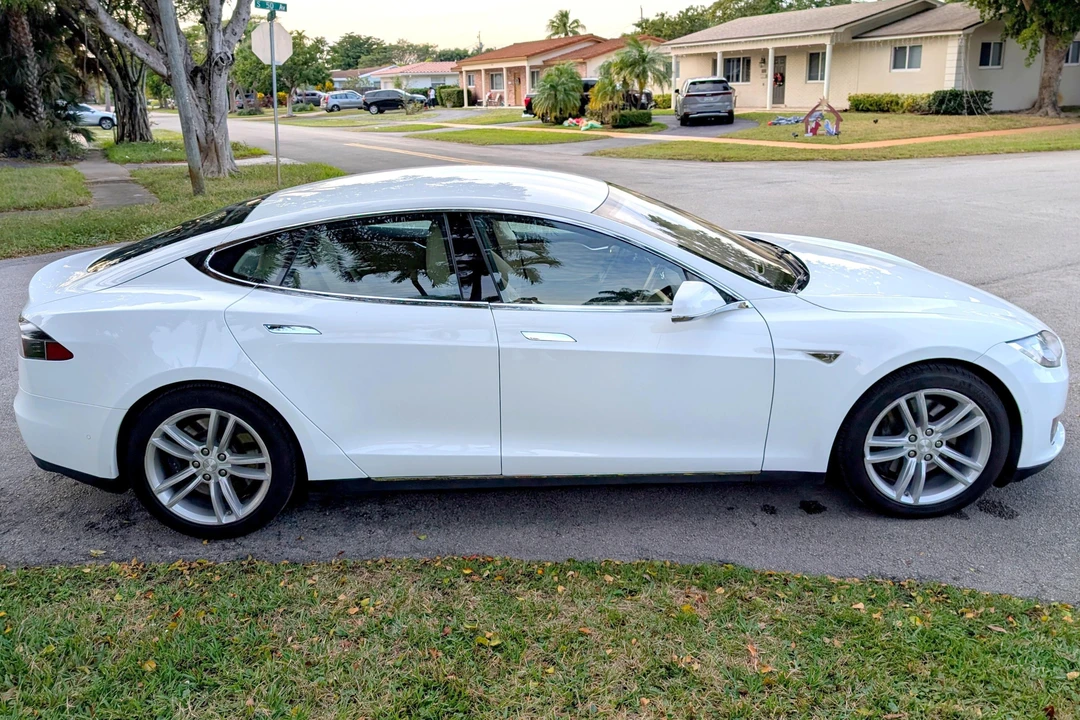 2015 Tesla Model S - Image 3 of 31
