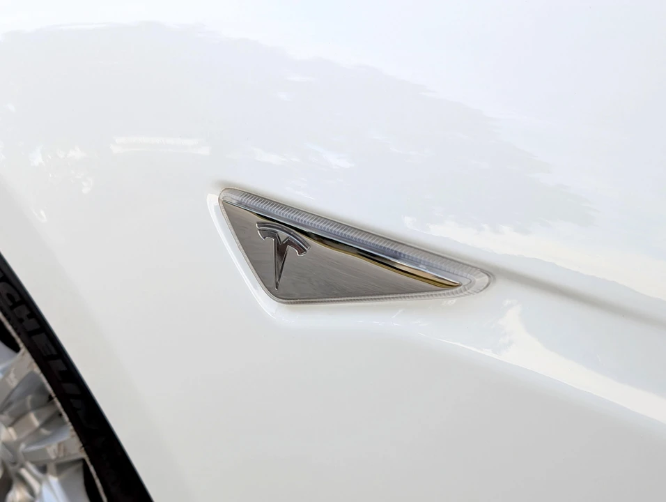 2015 Tesla Model S - Image 21 of 31