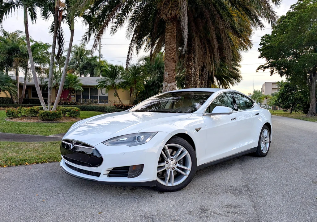 2015 Tesla Model S - Image 10 of 31