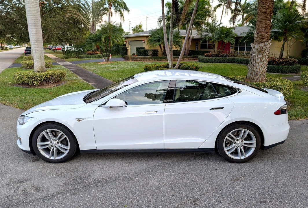 2015 Tesla Model S - Image 11 of 31