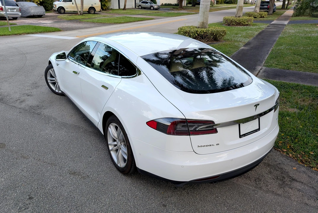 2015 Tesla Model S - Image 13 of 31